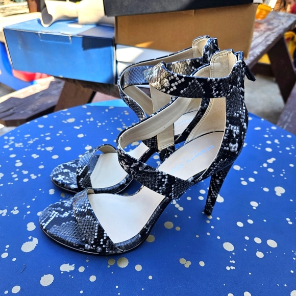 Kenneth Cole New York Brooke Cross Sandal Women's Size 9M - Picture 7 of 16